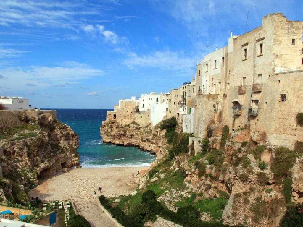 vista su grotta monachile a polignano a mare 