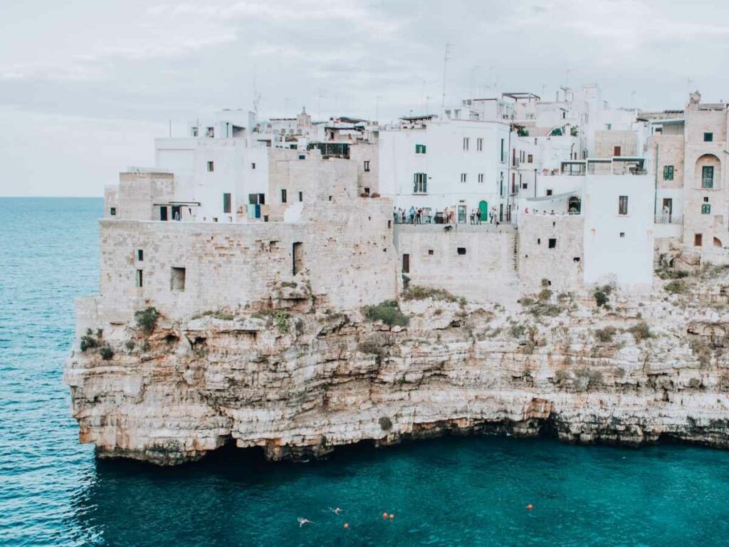 una scogliera a polignano a mare