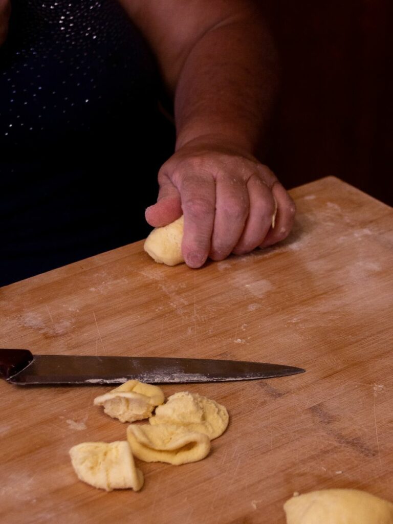 mani che preparano orecchiette pugliesi