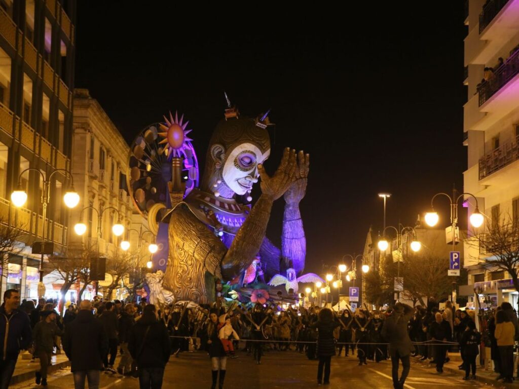 I cartapestai del Carnevale di Putignano: tradizione, pazienza e fantasia